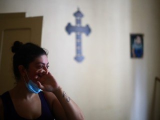 Rita Faraj Oghlo phản ứng khi nhìn ngôi nhà của mình ở Beirut vào ngày 14 tháng 8 năm 2020, 10 ngày sau khi nó bị hư hại trong một vụ nổ ở cảng Beirut. Hồng y người Lebanon Bechara Rai đã chỉ trích các chính trị gia của đất nước mình về việc họ không thành lập chính phủ mới khi Lebanon tiến gần đến sự sụp đổ. (Ảnh: Hannah McKay / Reuters)