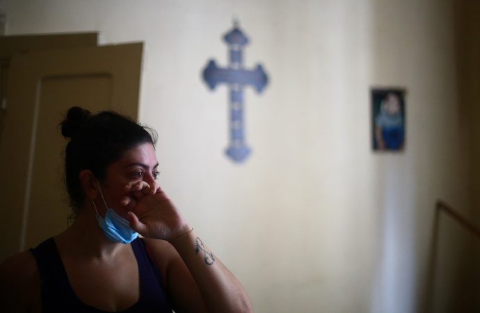 Rita Faraj Oghlo phản ứng khi nhìn ngôi nhà của mình ở Beirut vào ngày 14 tháng 8 năm 2020, 10 ngày sau khi nó bị hư hại trong một vụ nổ ở cảng Beirut. Hồng y người Lebanon Bechara Rai đã chỉ trích các chính trị gia của đất nước mình về việc họ không thành lập chính phủ mới khi Lebanon tiến gần đến sự sụp đổ. (Ảnh: Hannah McKay / Reuters)