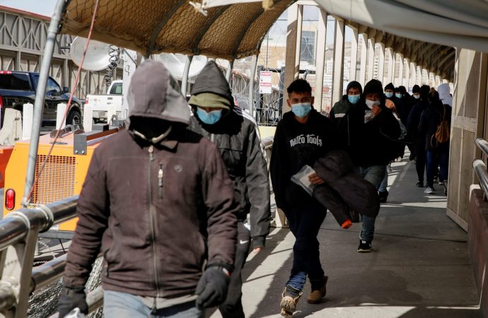 Những người di cư bị trục xuất khỏi Hoa Kỳ băng qua Cầu Quốc tế Paso del Norte ở Ciudad Juarez, Mexico, ngày 25 tháng 1 năm 2021. Vào ngày 20 tháng 1, Tổng thống Hoa Kỳ Joe Biden đã thu hồi lệnh hành pháp năm 2017 cho phép mở rộng quy mô thực thi nhập cư ở Hoa Kỳ và thực hiện một Lệnh tạm hoãn 100 ngày đối với một số lệnh trục xuất. (Nguồn: Jose Luis Gonzalez / Reuters)