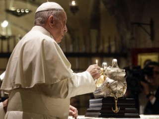 Đức Thánh Cha Phanxicô thắp nến trên bàn thờ của lăng mộ Thánh Nicholas trong chuyến thăm của ngài ở Bari, miền nam nước Ý, Thứ Bảy, ngày 7 tháng 7 năm 2018. Đức Thánh Cha đang gặp gỡ các nhà lãnh đạo Giáo hội Cơ đốc khác trong một buổi cầu nguyện đại kết cho Trung Đông. (Nguồn: Gregorio Borgia / AP)