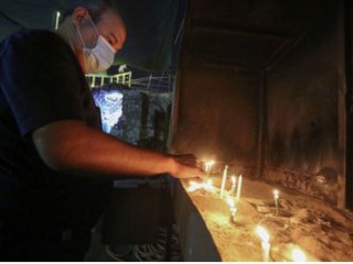 Một giáo dân thắp nến tại Nhà thờ KÍnh Thánh Giuse thuộc Giáo hội Công giáo Chaldean  ở thủ đô Baghdad của Iraq, vào ngày 7 tháng 11 năm 2020. Chỉ còn sót lại vài trăm nghìn Kitô hữu tại Iraq (Ảnh: Sabah Arar / AFP / Getty)