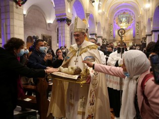 Đức Thượng Phụ Giêrusalem nghi lễ La Tinh, Đức Tổng Giám Mục Pierbattista Pizzaballa, cử hành Thánh Lễ đêm 24/12 tại Nhà thờ Chúa Giáng Sinh tại Bethlehem (Ảnh: Reuters)