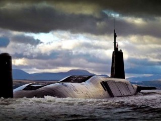 Thiết giáp hạm HMS Vengeance trở lại HMNB Clyde vào năm 2007. (Ảnh: wikipedia)