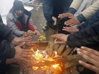 Những người di cư và tị nạn mắc kẹt tìm kiếm hơi ấm xung quanh ngọn lửa nhỏ ở Bosnia-Herzegovina (Ảnh: ANSA)