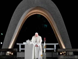 Đức Thánh Cha Phanxicô  cúi đầu cầu nguyện tại Đài tưởng niệm Hòa bình Hiroshima trong chuyến thăm Nhật Bản vào năm 2019 (Vatican Media)