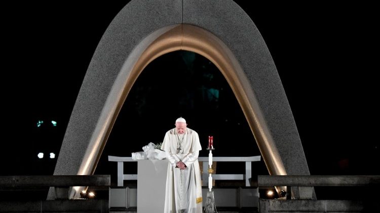 Đức Thánh Cha Phanxicô cúi đầu cầu nguyện tại Đài tưởng niệm Hòa bình Hiroshima trong chuyến thăm Nhật Bản vào năm 2019 (Vatican Media)