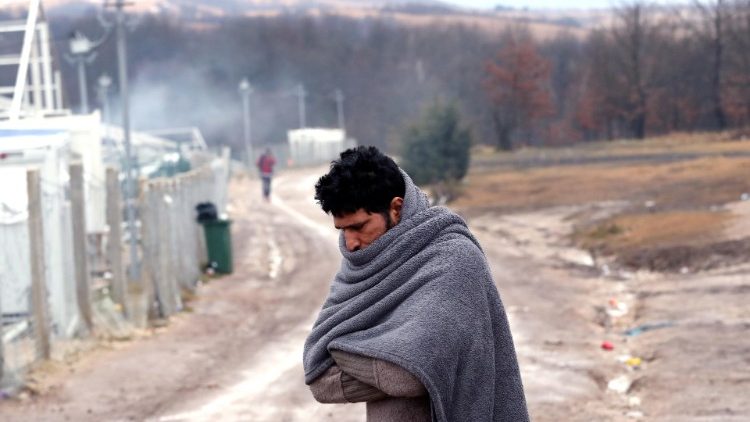 Một người di cư cố gắng làm ấm bản thân tại trại Lipa ở Bihac, Bosnia và Herzegovina, ngày 1 tháng 1 năm 2021 (ANSA) 