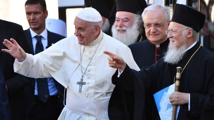 Giáo hoàng Francis và các nhà lãnh đạo tôn giáo khác trong sự kiện Đại kết Cầu nguyện cho Hòa bình ở Bari (AFP hoặc người cấp phép) 