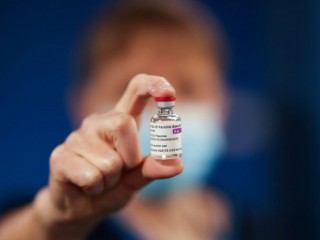 Một nhân viên y tế cầm một lọ vắc-xin coronavirus