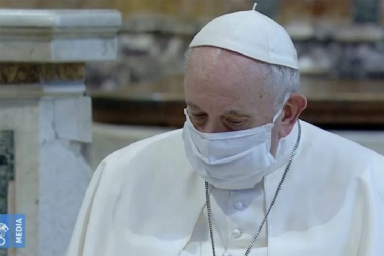 Đức Phanxicô đeo khẩu trang trong buổi họp đại kết ngày 20 tháng 10 tại Rôma (Ảnh từ màn hình NCR / Vatican) 