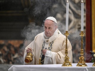 Trong ảnh hồ sơ ngày 22 tháng 11 năm 2020 này, Đức Thánh Cha Phanxicô xông hương bàn thờ khi ngài cử hành Thánh lễ nhân dịp lễ Chúa Kitô Vua, tại Vương cung thánh đường Thánh Phêrô ở Vatican. (Nguồn: Vincenzo Pinto / AP)