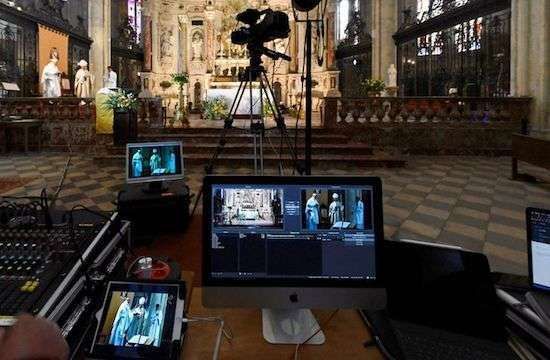 Thánh lễ Phục sinh được cử hành vào tháng 4 năm 2020 của Đức cha Le Gall tại Nhà thờ Saint Etienne trống vắng (Toulouse) được phát trên kênh Youtube của giáo phận. (Ảnh của XAVIER DE FENOYL / MAXPPP) 