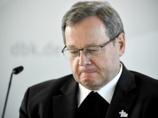 Chủ tịch Hội đồng Giám mục Công giáo Đức, Hồng y Georg Baetzing, phát biểu với giới truyền thông trong cuộc họp báo sau cuộc họp trực tuyến của tổ chức ở Bonn, Đức, Thứ Năm, ngày 25 tháng 2 năm 2021. (Nguồn: Sascha Steinbach / Pool via AP .)