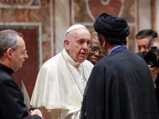 Giáo hoàng Francis nói chuyện với đại sứ Iran tại Tòa thánh, Seyed Taha Hashemi, trong một buổi tiếp kiến để trao đổi lời chúc mừng năm mới truyền thống ở Sala Regia tại Vatican vào ngày 9 tháng 1 năm 2020. (Nguồn: Remo Casilli / Reuters pool, via CNS)