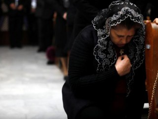 Một phụ nữ cầu nguyện trong Thánh lễ năm 2019 tại Nhà thờ St. George Chaldean ở Baghdad. (Nguồn: Khalid al Mousily / Reuters)