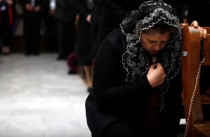 Một phụ nữ cầu nguyện trong Thánh lễ năm 2019 tại Nhà thờ St. George Chaldean ở Baghdad. (Nguồn: Khalid al Mousily / Reuters)