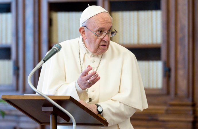 Đức Thánh Cha Phanxicô dẫn Angelus từ thư viện của Cung điện Tông đồ tại Vatican ngày 31 tháng 1 năm 2021. (Nguồn: CNS photo / Truyền thông Vatican)