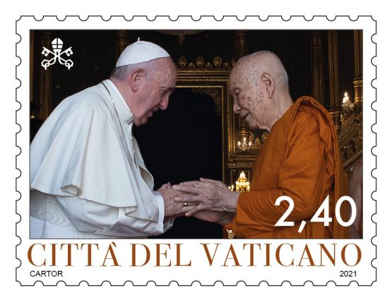 Một con tem của Vatican kỷ niệm cuộc gặp gỡ của Đức Thánh Cha Phanxicô với Hòa thượng Somdej Phra Maha Muneewong, Tăng Thống của cộng đồng Phật giáo Thái Lan, tại Bangkok ngày 21 tháng 11 năm 2019. (Nguồn: Ảnh: CNS / Văn phòng tem và tiền xu của Vatican)