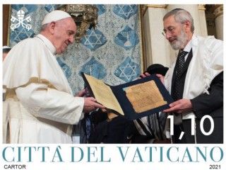 Một con tem của Vatican kỷ niệm cuộc gặp của Giáo hoàng Phanxicô với Giáo sĩ Riccardo Di Segni, giáo sĩ trưởng của Rome, tại giáo đường Do Thái chính ở Rome ngày 17 tháng 1 năm 2016. (Nguồn: Ảnh CNS / Văn phòng tem và tiền xu của Vatican)