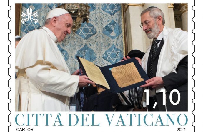 Một con tem của Vatican kỷ niệm cuộc gặp của Giáo hoàng Phanxicô với Giáo sĩ Riccardo Di Segni, giáo sĩ trưởng của Rome, tại giáo đường Do Thái chính ở Rome ngày 17 tháng 1 năm 2016. (Nguồn: Ảnh CNS / Văn phòng tem và tiền xu của Vatican)
