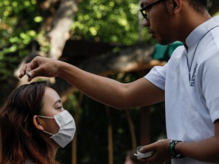 Một người phụ nữ đeo mặt nạ bảo hộ nhận tro trên đỉnh đầu trong Thánh lễ Thứ Tư Lễ Tro tại Đền thờ Quốc gia Đức Mẹ Hằng Cứu Giúp ở Manila, Philippines, ngày 26 tháng 2 năm 2020, trong đại dịch COVID-19. Tổng giáo phận Cebu ở miền trung Philippines đã phát hành một hướng dẫn cầu nguyện vào ngày 10 tháng 2 cho việc cử hành Thứ Tư Lễ Tro tại nhà cho những người không thể đến nhà thờ do hạn chế COVID-19. (Nguồn: Eloisa Lopez / Reuters)