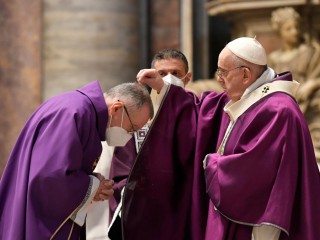 Đức Thánh Cha Phanxicô đặt tro lên đầu của một vị hồng y trong Thánh lễ Thứ Tư Lễ Tro tại Vương cung thánh đường Thánh Phêrô vào ngày 17 tháng 2 năm 2021 (Ảnh: Truyền thông Vatican)