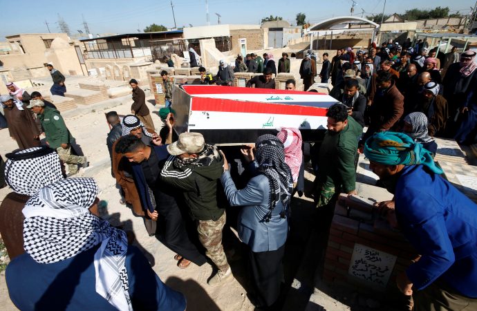 Những người đưa tang khiêng quan tài của một chiến binh thuộc Lực lượng Huy động Nhân dân(PMF) của Hồi giáo dòng Shiite , người đã thiệt mạng trong cuộc đụng độ với các chiến binh Nhà nước Hồi giáo ở phía đông Tikrit, trong một lễ tang tại một nghĩa trang ở Najaf, Iraq, ngày 24 tháng 1 năm 2021. (Nguồn: Alaa al-Marjani / Reuters)