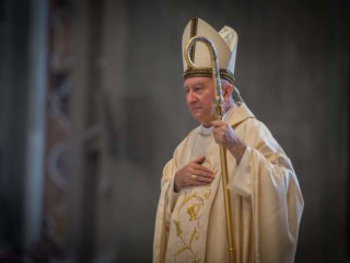 Đức Hồng y Parolin cử hành Thánh lễ tại Vương cung thánh đường St Peter vào ngày 3 tháng 10 năm 2015 (Ảnh: Mazur / catholicnews.org.uk)