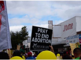 Những người ủng hộ sự sống tập trung bên ngoài một cơ sở phá thai ở McAllen, Texas. (ảnh: Carlos Aguirre / Shutterstock)