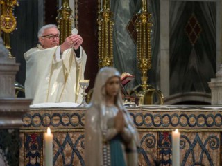 Đức Hồng Y Vincent Nichols cử hành Thánh lễ tôn vinh Đức Mẹ Lộ Đức tại Nhà thờ Westminster, London, vào ngày 13 tháng 2 năm 2021 (Ảnh: Mazur / cbcew.org.uk)