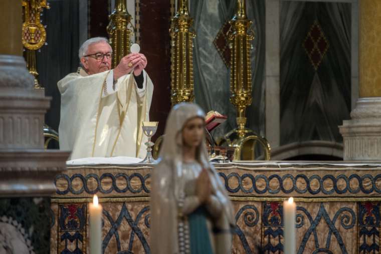 Đức Hồng Y Vincent Nichols cử hành Thánh lễ tôn vinh Đức Mẹ Lộ Đức tại Nhà thờ Westminster, London, vào ngày 13 tháng 2 năm 2021 (Ảnh: Mazur / cbcew.org.uk)