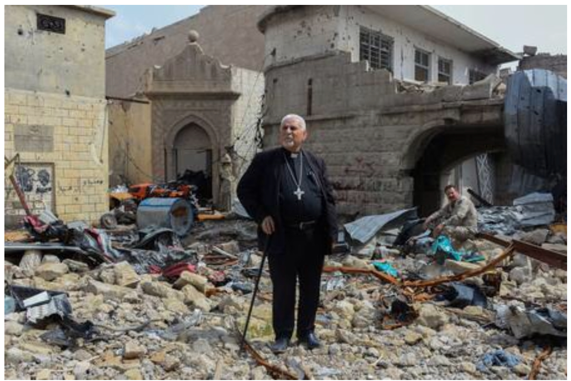 Đức Cha John Botros Moshi, Tổng Giám mục Công giáo Syriac Địa phận Mosul, Kirkuk, và Vùng Kurdistan, đứng trong đống đổ nát của nhà thờ Tahra ở Mosul vào ngày 29 tháng 4 năm 2018. - Nhà thờ được thành lập từ thế kỷ thứ bảy, đã bị phá hủy bởi các vụ đánh bom khi chế độ đã chống lại các phần tử thánh chiến trong khu vực này. (ảnh: Zaid Al-Obeidi / AFP / Getty)