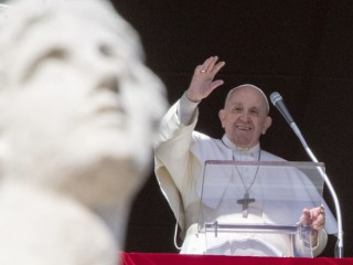 ĐTC Phanxicô ban phép lành khi đọc lời cầu nguyện buổi trưa của Angelus từ cửa sổ phòng thu của mình nhìn ra Quảng trường St.Peter, tại Vatican, Chủ nhật, ngày 14 tháng 2 năm 2021. (Ảnh: AP Photo / Andrew Medichini)