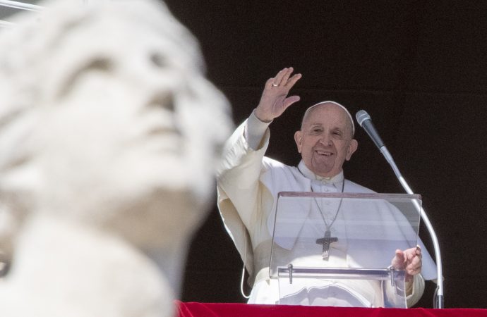 ĐTC Phanxicô ban phép lành khi đọc lời cầu nguyện buổi trưa của Angelus từ cửa sổ phòng thu của mình nhìn ra Quảng trường St.Peter, tại Vatican, Chủ nhật, ngày 14 tháng 2 năm 2021. (Ảnh: AP Photo / Andrew Medichini)