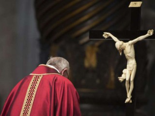 Đức Thánh Cha Phanxicô cử hành Phụng vụ Cuộc Thương khó của Chúa tại Vương cung thánh đường Thánh Phêrô ngày 14 tháng 4 năm 2017. Nguồn: L'Osservatore Romano)