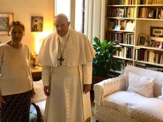 Giáo hoàng Francis với nhà văn và là người sống sót sau thảm họa Holocaust Edith Bruck ngày 20 tháng 2 năm 2021 (Ảnh: Truyền thông Vatican)