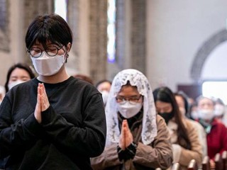 Người Công giáo tham dự Thánh lễ tại Nhà thờ Myeongdong ở Seoul vào tháng 4 năm ngoái khi các Thánh lễ công cộng được tiếp tục sau khi tạm ngừng do đại dịch Covid-19. (Ảnh: Catholic Times of Korea)