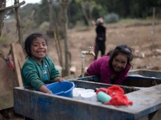 Họ hàng trẻ em của người di cư Guatemala Rivaldo Danilo (16 tuổi), được cho là trong số 19 người thiệt mạng ở Mexico, chơi cạnh ngôi nhà của anh ta ở làng Tuilelen, Guatemala, vào ngày 28 tháng 1. (Ảnh: Johan Ordonez / AFP)