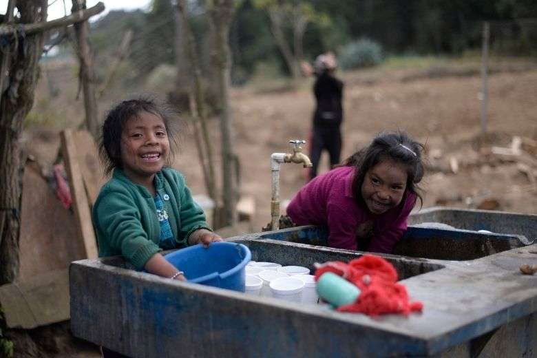Họ hàng trẻ em của người di cư Guatemala Rivaldo Danilo (16 tuổi), được cho là trong số 19 người thiệt mạng ở Mexico, chơi cạnh ngôi nhà của anh ta ở làng Tuilelen, Guatemala, vào ngày 28 tháng 1. (Ảnh: Johan Ordonez / AFP)