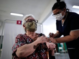 Một phụ nữ Argentina đang được tiêm vắc xin Covid-19 (Ảnh: ANSA)