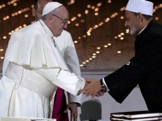 Bức ảnh Ảnh chụp Đức Thánh Cha Phanxicô và Đại Imam của al-Azhar ký một văn kiện về Tình huynh đệ nhân loại