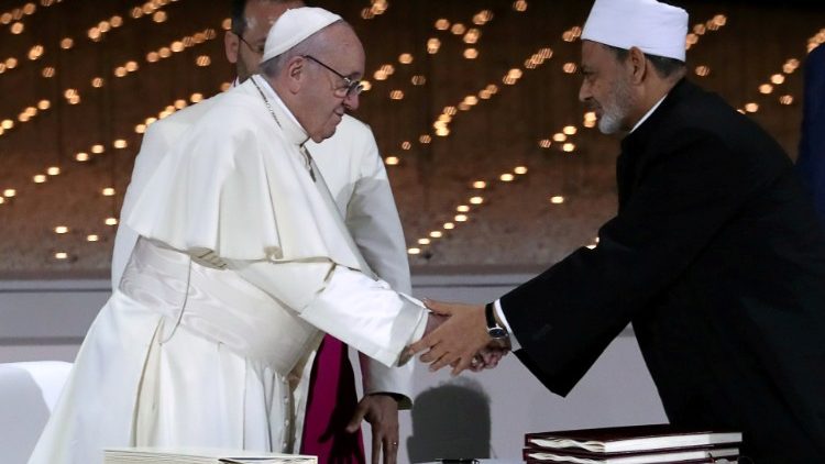 Bức ảnh Ảnh chụp Đức Thánh Cha Phanxicô và Đại Imam của al-Azhar ký một văn kiện về Tình huynh đệ nhân loại