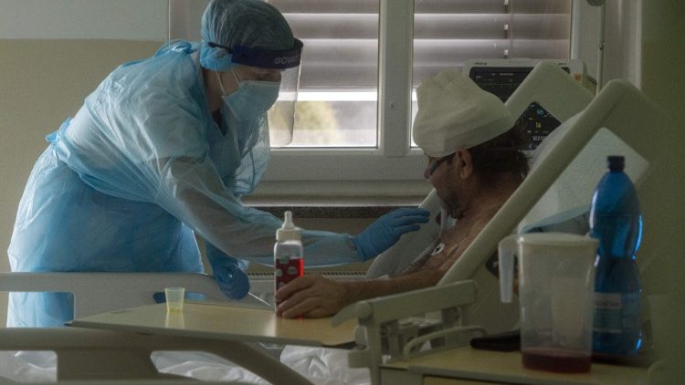 Nhân viên y tế chăm sóc bệnh nhân giữa đại dịch Covid-19 (AFP hoặc người cấp phép)