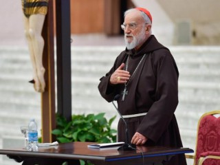 Đức Hồng Y Cantalamessa làm dấu Thánh Giá mở đầu bài giảng đầu tiên của Ngài trong Mùa Chay, được trình bày tại Hội trường Phaolô VI (Ảnh: ANSA)