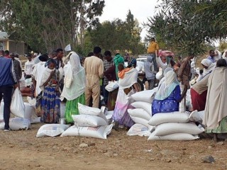 Các gia đình ở vùng Tigray của Ethiopia tiếp nhận thực phẩm từ các cơ quan cứu trợ Công giáo