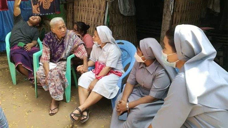 Ngày 23 tháng 2, các chị em an ủi bà ngoại của cậu bé 16 tuổi bị đánh trong các cuộc biểu tình gần đây ở Mandalay