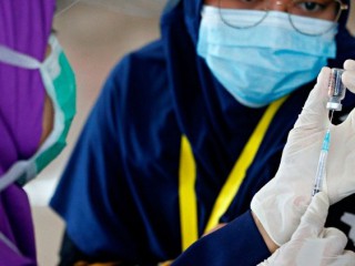 Một nhân viên y tế chuẩn bị một liều vắc-xin Covid-19 ở Jakarta