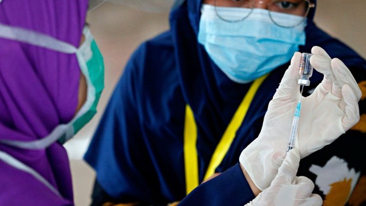 Một nhân viên y tế chuẩn bị một liều vắc-xin Covid-19 ở Jakarta