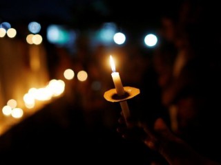 Một người Brazil cầm một ngọn nến thắp sáng