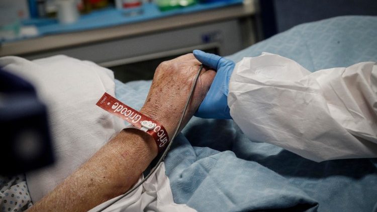 Một y tá nắm tay một bệnh nhân Covid-19 trong phòng chăm sóc đặc biệt ở bệnh viện Ý (ANSA)